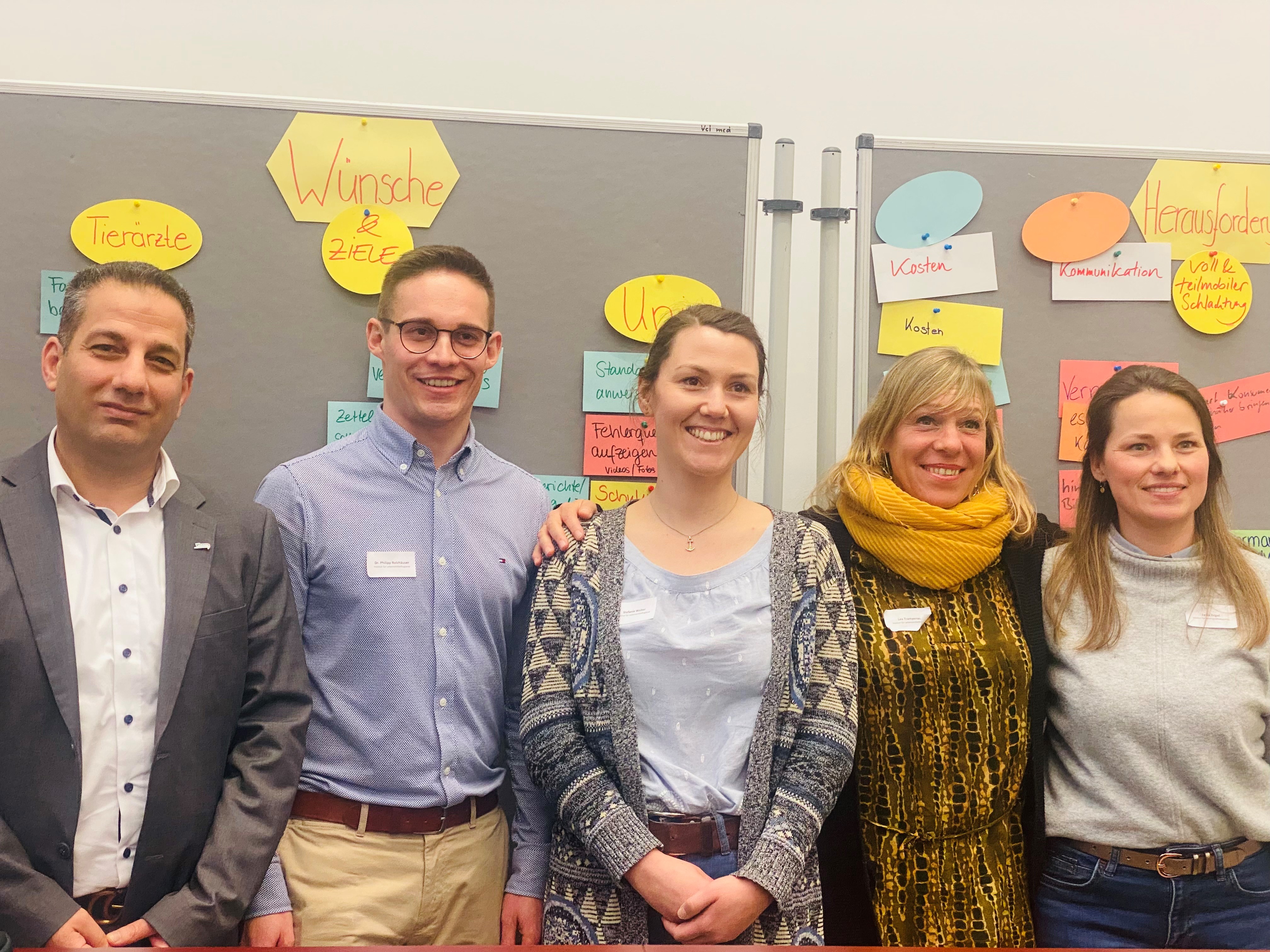 Das Team des Forschungsprojekts „Hofnahe Schlachtung im Dialog“: Prof. Hamedy, Dr. Rolzhäuser, Tierärztin Wolter, Dipl. Ing. Agr. Lea Trampenau und Dr. Lydia Engel (v.l.n.r.). Das Team des Forschungsprojekts „Hofnahe Schlachtung im Dialog“: Prof. Hamedy, Dr. Rolzhäuser, Tierärztin Wolter, Dipl. Ing. Agr. Lea Trampenau und Dr. Lydia Engel (v.l.n.r.).